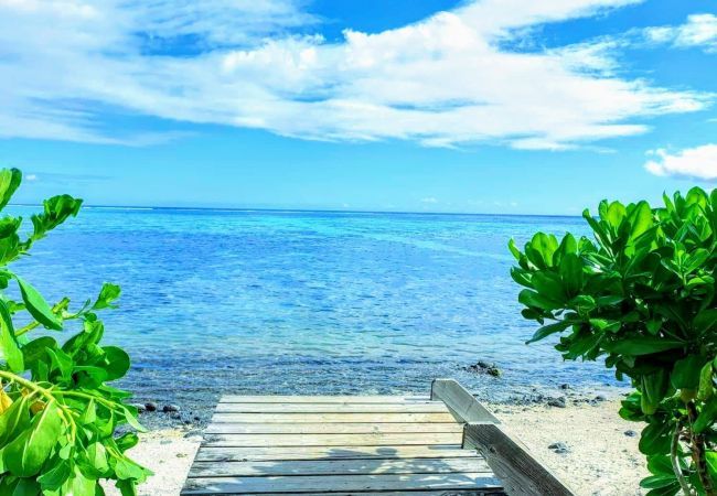 Der Blick auf einen Steg, um zum Strand zu gelangen