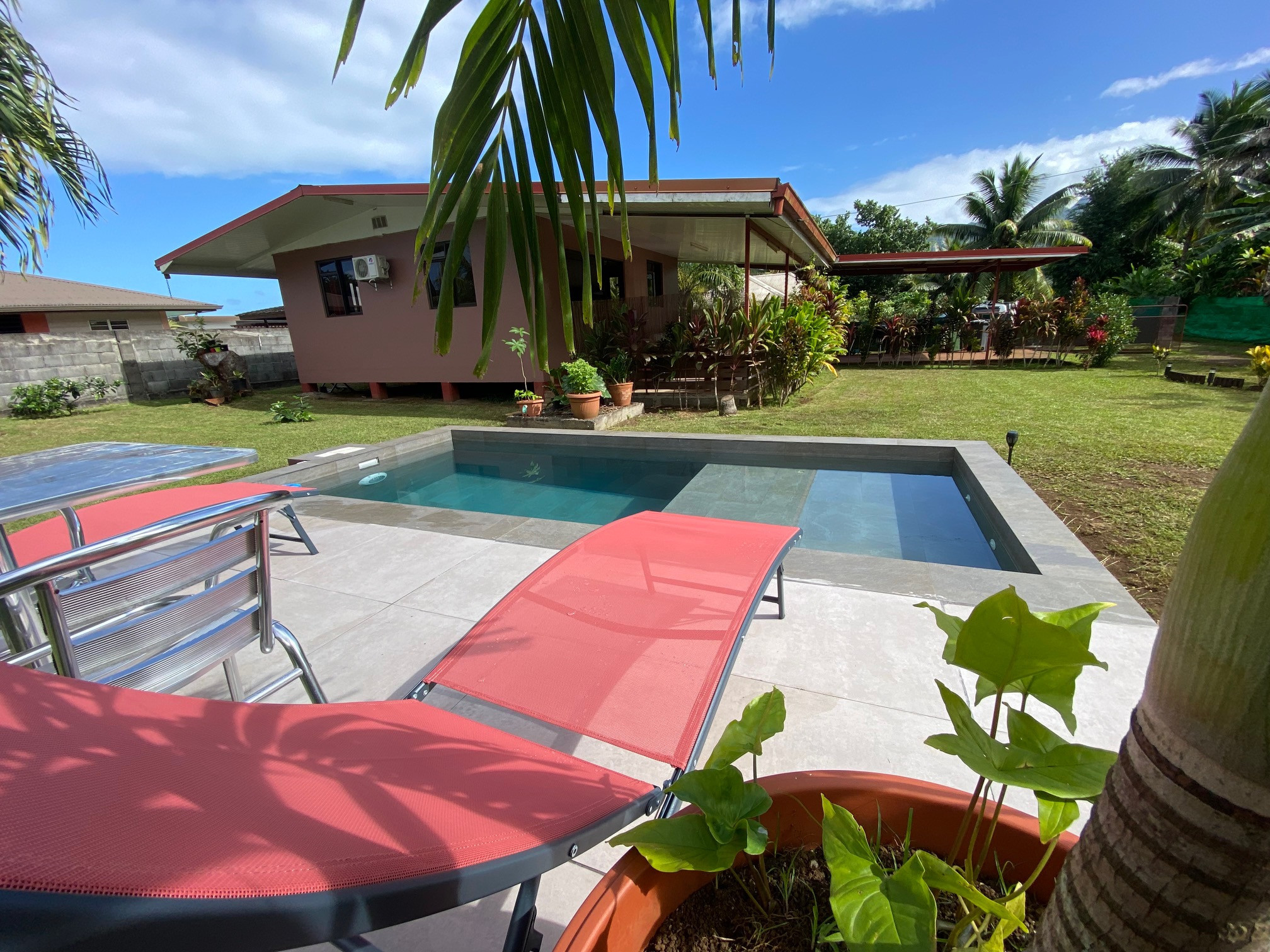 Die Aussicht auf den Pool, den Bungalow und den Garten