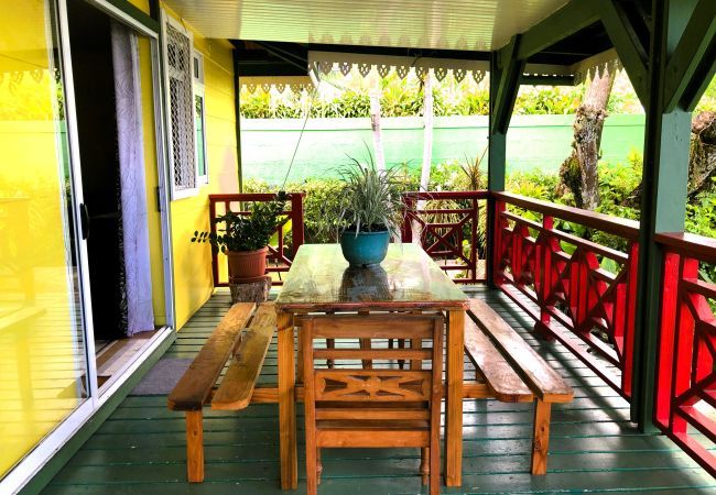 Ferienhaus in Raiatea mit möblierter Terrasse
