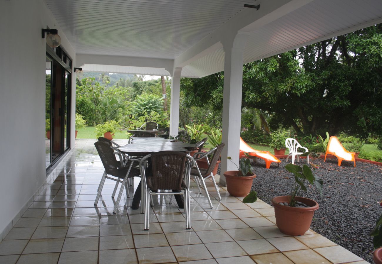 Der Blick auf die Terrasse zum Entspannen, Essen und Grillen