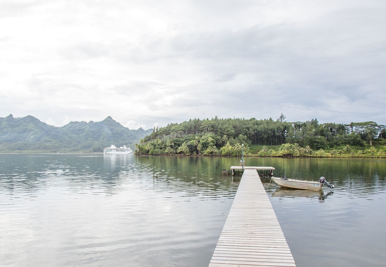 Der Blick auf einen großen Steg zum Schwimmen, Sonnenbaden und Entspannen