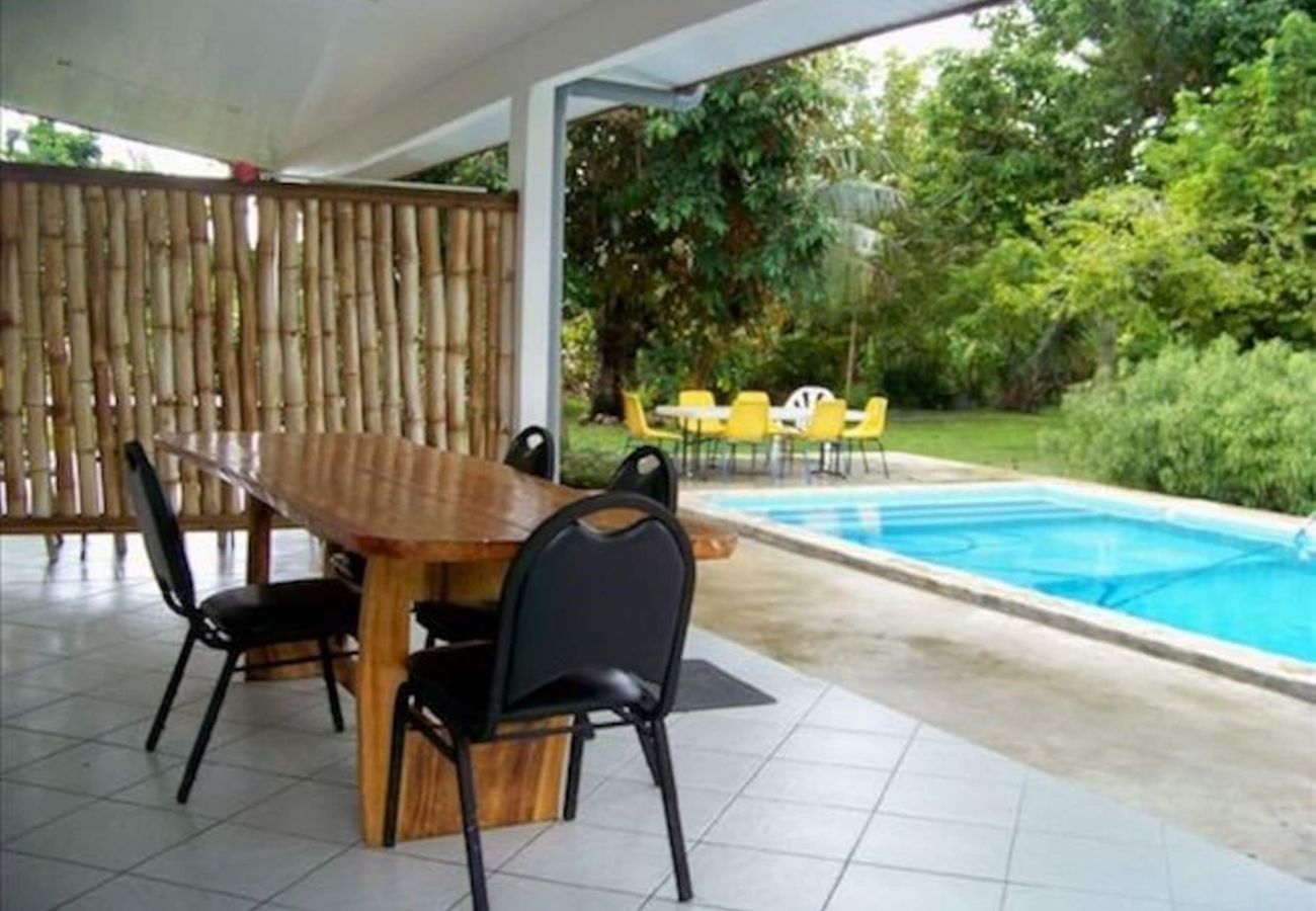 Die Aussicht von der Terrasse und auf den Pool 