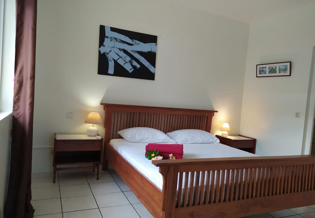 Der Blick auf das Schlafzimmer mit Doppelbett