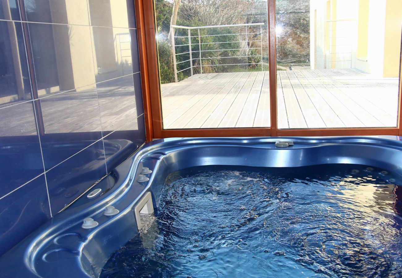 Der Blick auf den Whirlpool zum Entspannen