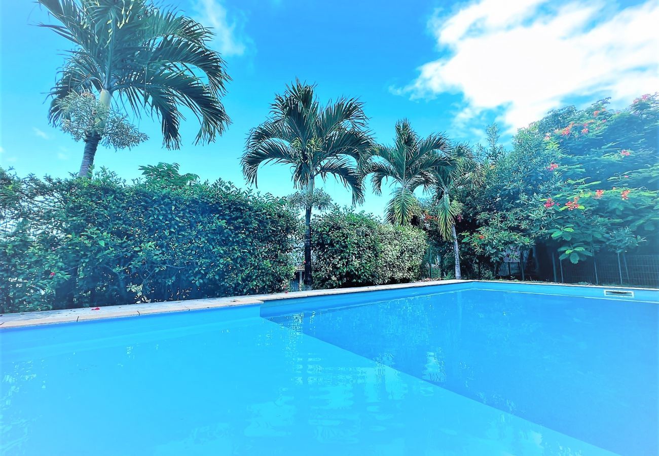 Wohnung in Tahiti für Ihren Urlaub zu mieten mit Blick auf das Meer und Moorea und freien Zugang zu einem herrlichen Pool