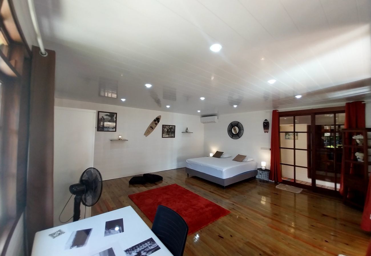 Geräumiges und luftiges Schlafzimmer mit Duschbad und Büro