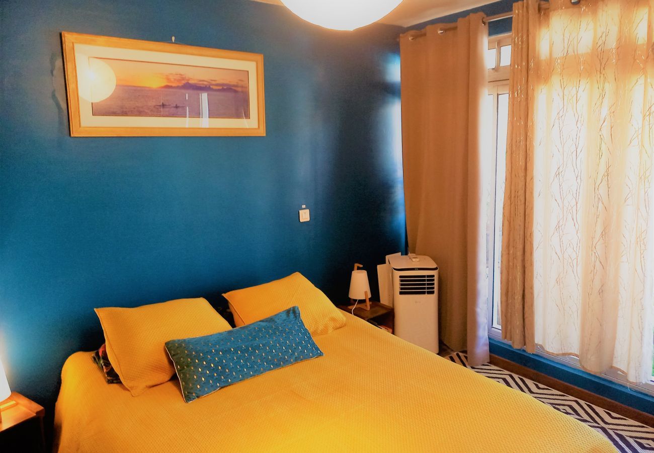 Der Blick auf das Schlafzimmer mit Doppelbett