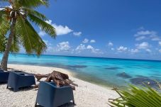 Playa privada con sillones, laguna cristalina, Rangiroa isla privada con playa de arena blanca y laguna turquesa, Rangiroa