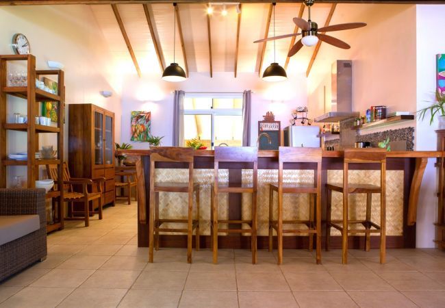 Villa Tehere Dream, kitchen with wooden breakfast bar, spacious and authentic holiday rental on Tahaa island