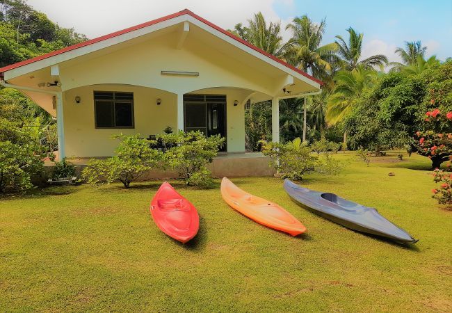 Seafront holiday home in Huahine, with kayaks and wooded garden.