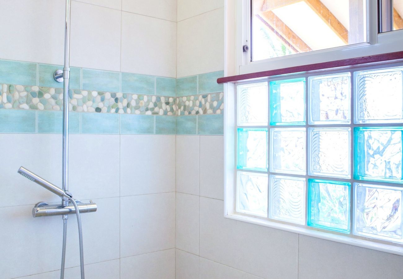 Shower in the bright bathroom, Villa Tehere Dream holiday on Tahaa island, French Polynesia