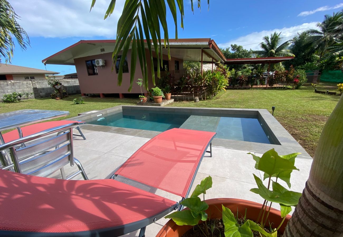 The view of the pool, the bungalow and the garden