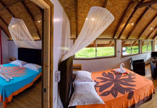 Vista del dormitorio con cama de matrimonio