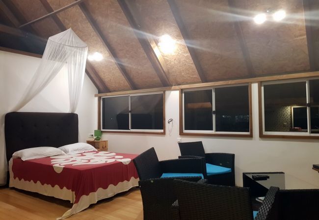 Vista del dormitorio con cama de matrimonio