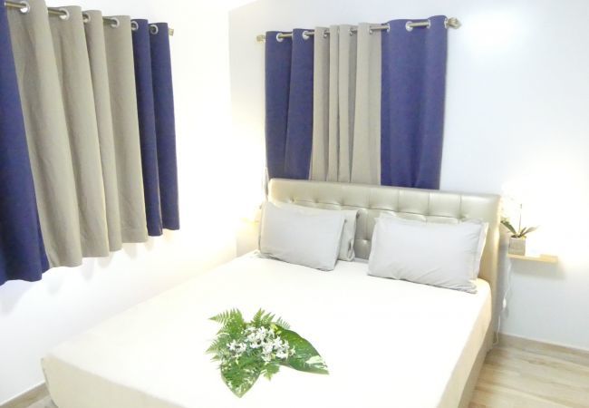 Vista del dormitorio con cama de matrimonio