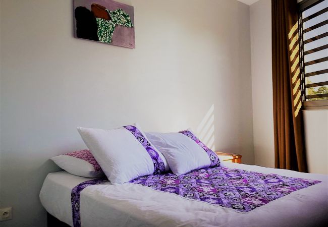 Vista del dormitorio con cama de matrimonio