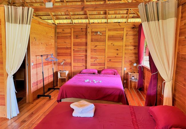 Vista del dormitorio con cama de matrimonio