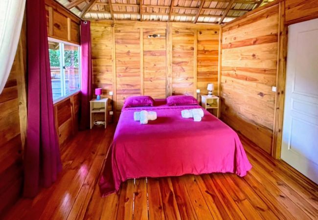 Vista del dormitorio con cama de matrimonio