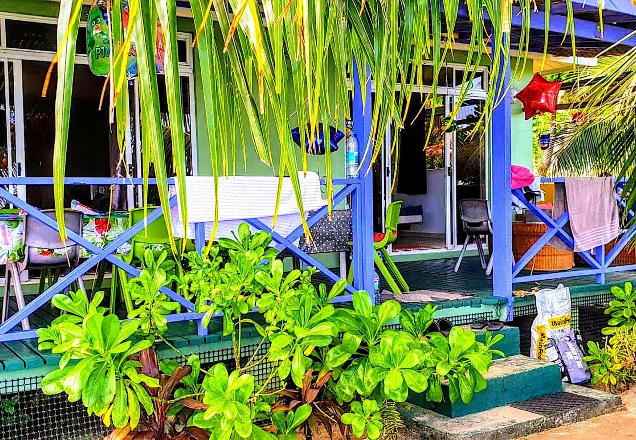 Hermosa terraza con vistas a un jardín tropical y a una laguna turquesa