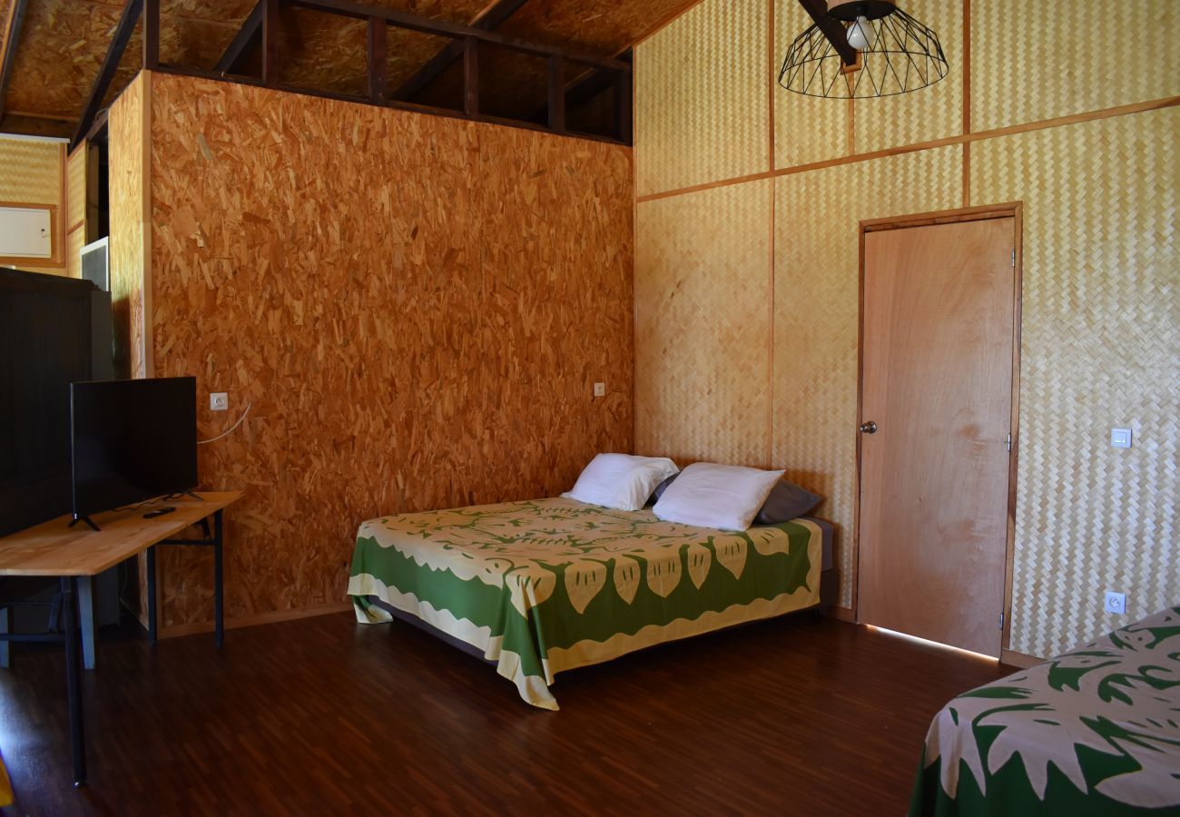 Vista del dormitorio con cama de matrimonio