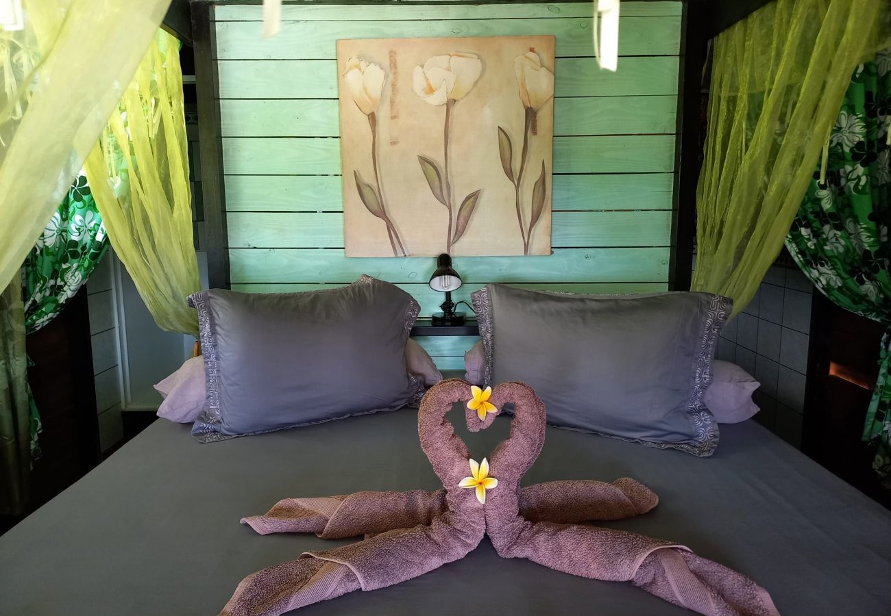 Vista del dormitorio con cama de matrimonio