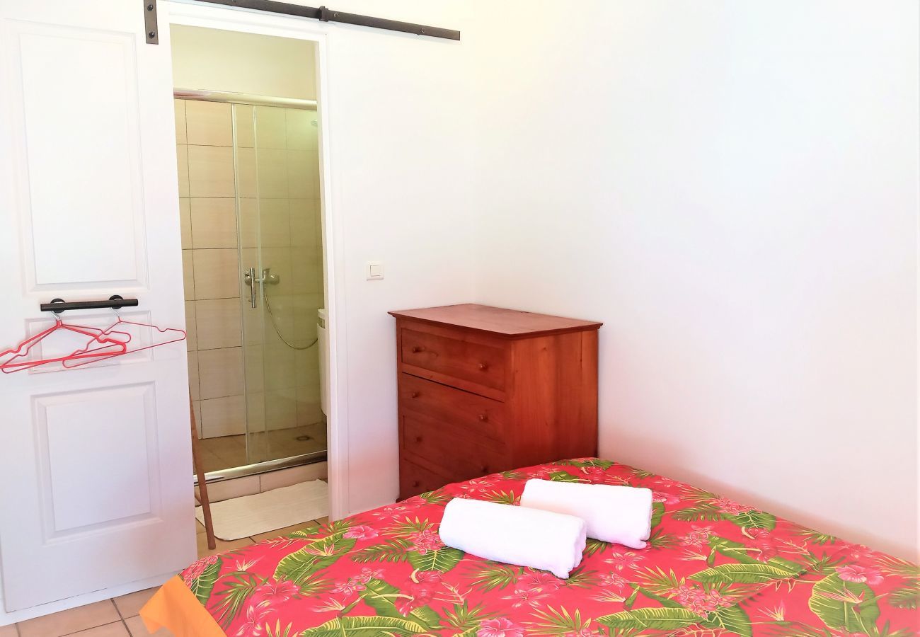 Habitación doble con ducha y cómoda