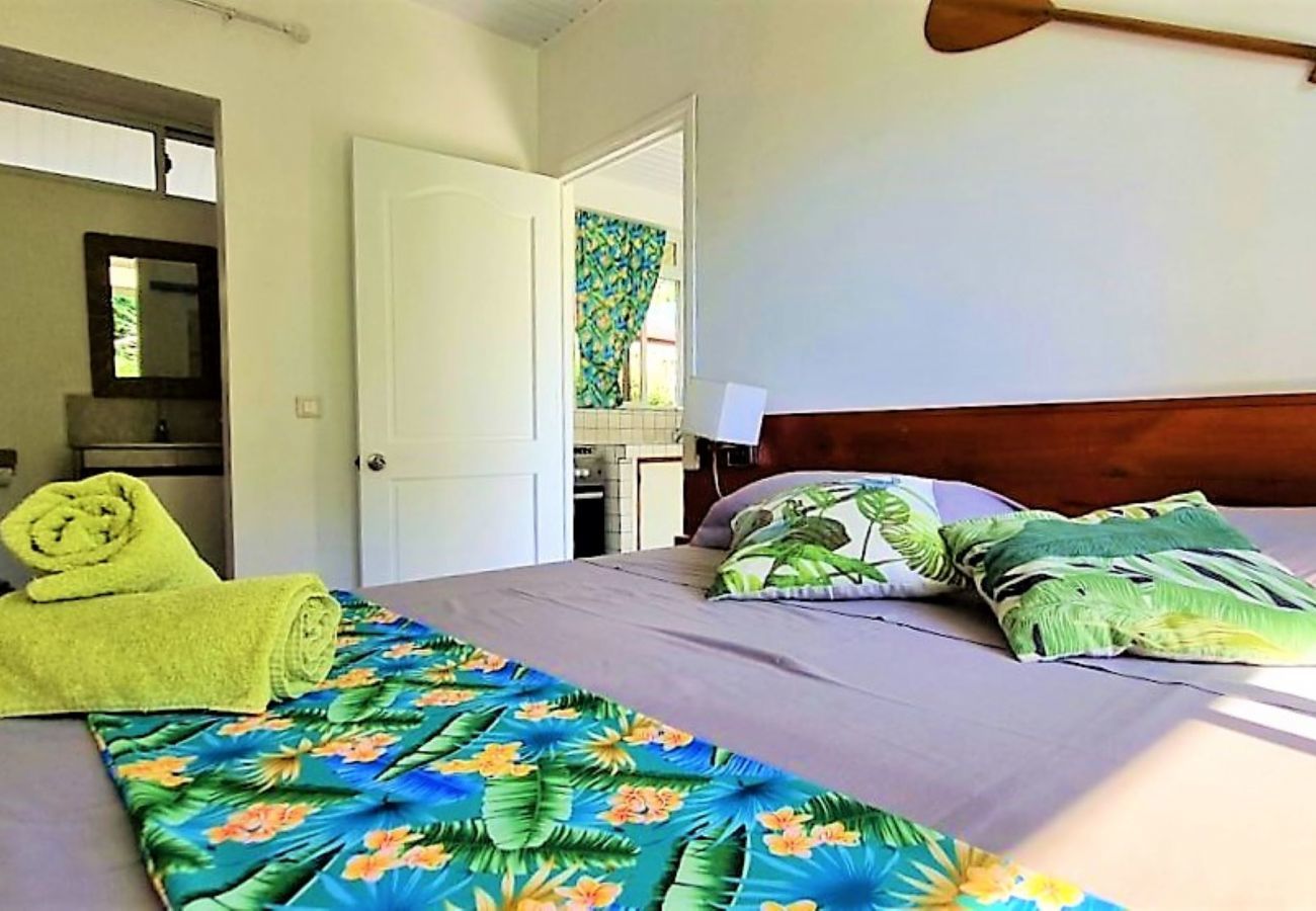 Vista del dormitorio con cama de matrimonio