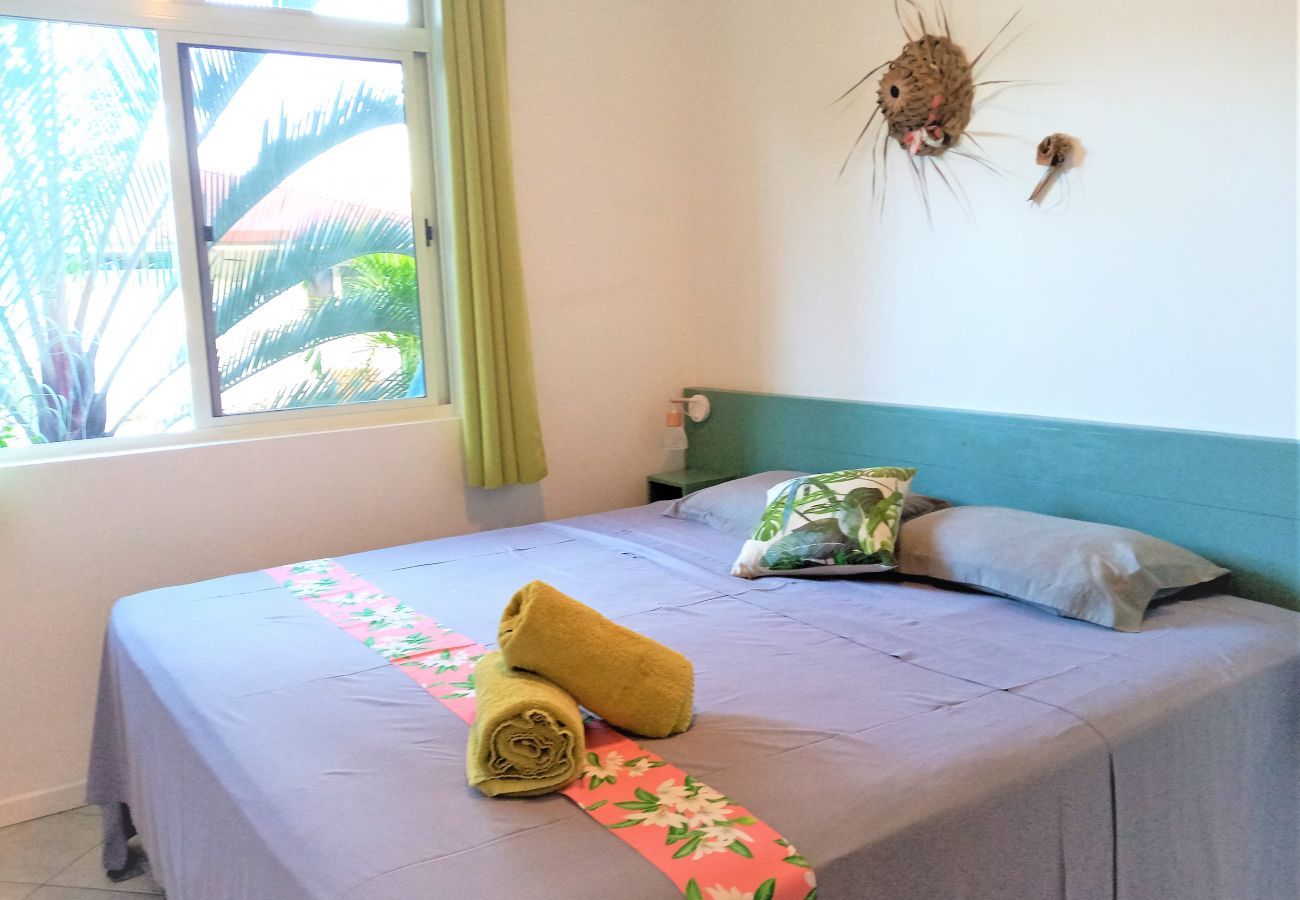 Vista del dormitorio con cama de matrimonio