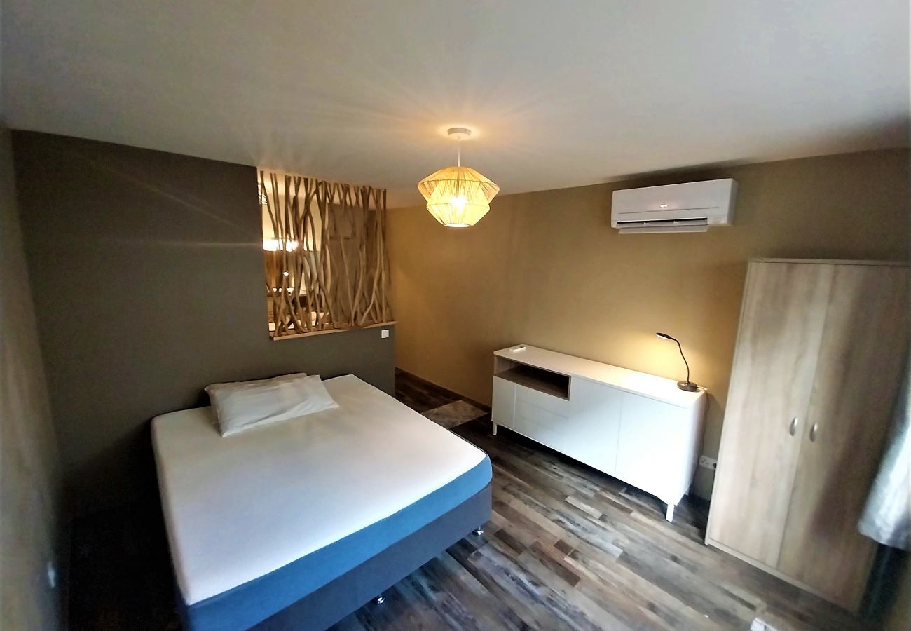 Vista del dormitorio con cama de matrimonio