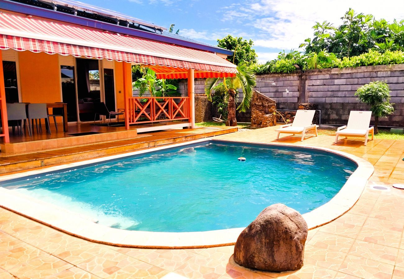 La vista de la piscina y la casa 