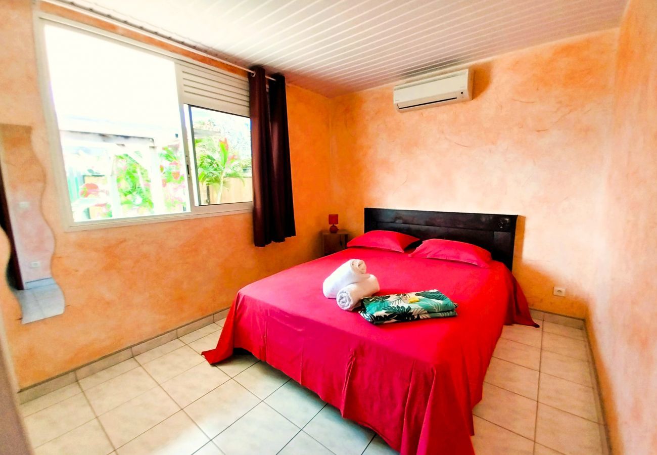 Vista del dormitorio con cama de matrimonio