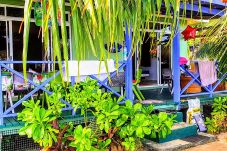 Hermosa terraza con vistas a un jardín tropical y a una laguna turquesa