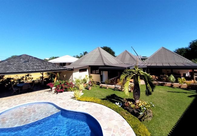 Villa di lusso con piscina e verde giardino.