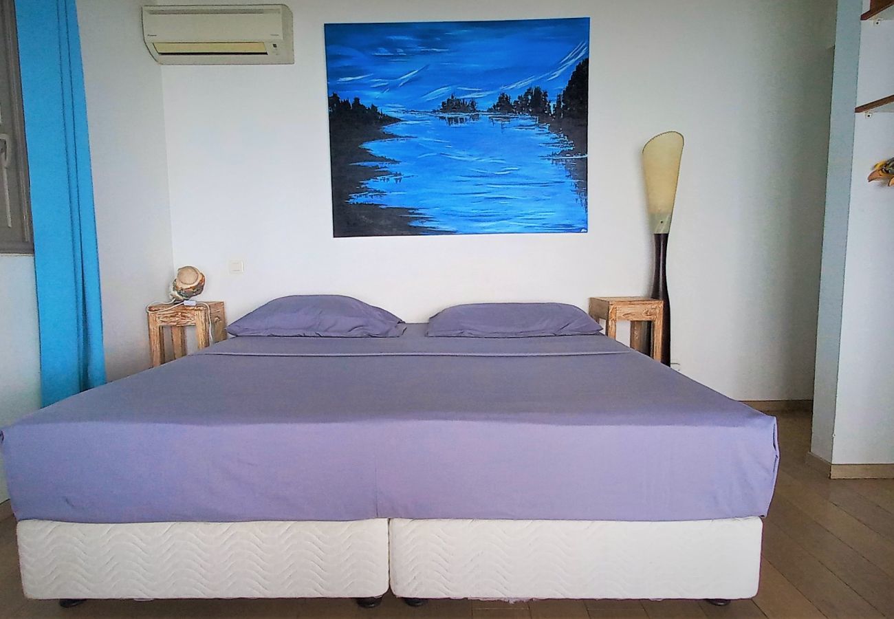 Vista della camera con letto matrimoniale