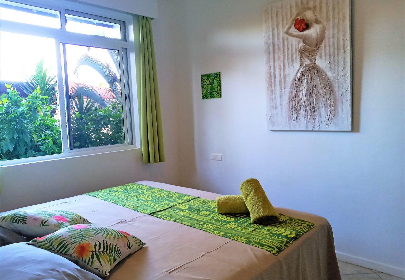 Vista della camera con letto matrimoniale 
