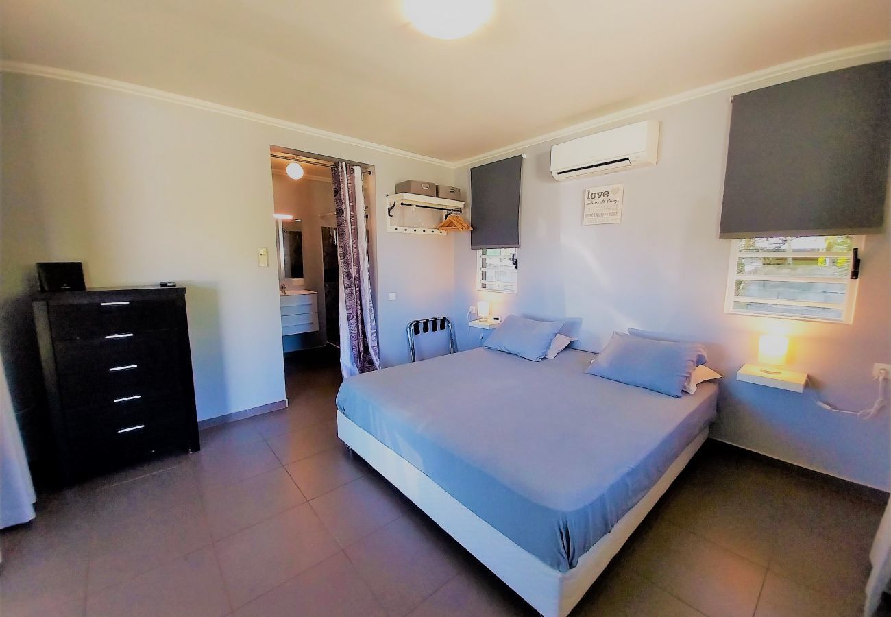 Vista della camera con letto matrimoniale