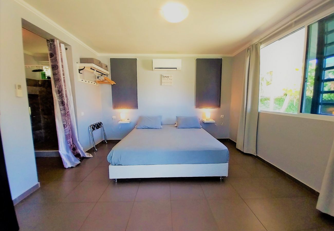 Vista della camera con letto matrimoniale