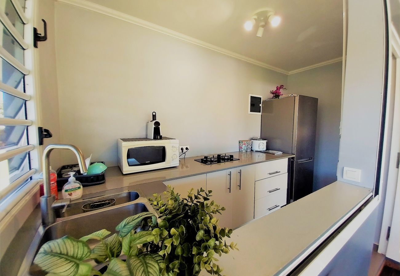 Vista della cucina completamente attrezzata 