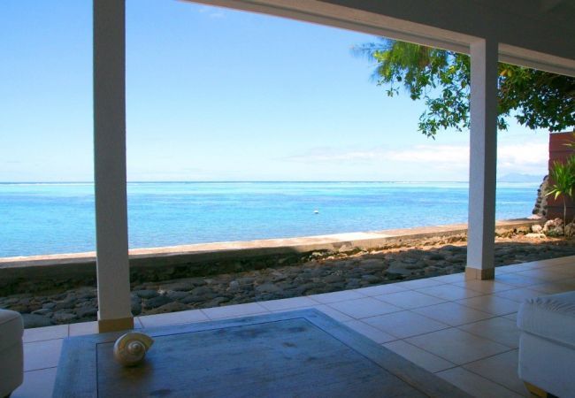 Terrasse ombragée avec une vue imprenable sur le lagon sublime de Tahiti