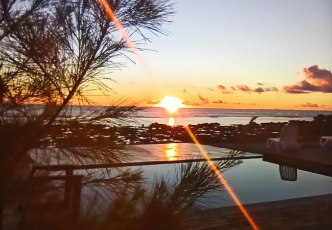 La vue sur la piscine et le coucher de soleil 