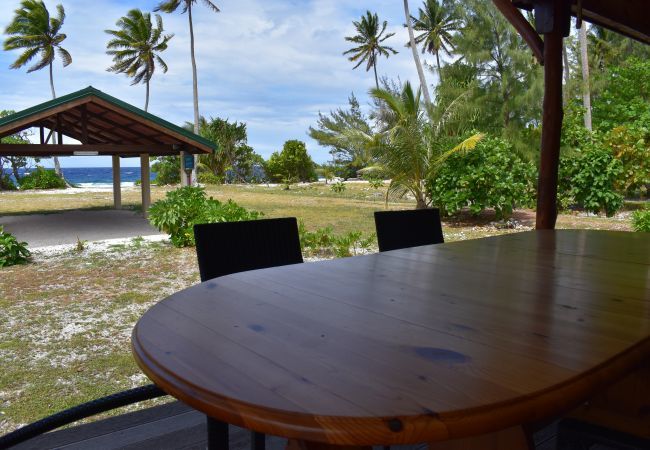 La vue sur la terrasse et l'extérieur 