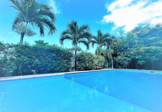 Appartement à louer à Tahiti pour vos vacances avec vue sur la mer et Moorea et accès libre à une superbe piscine