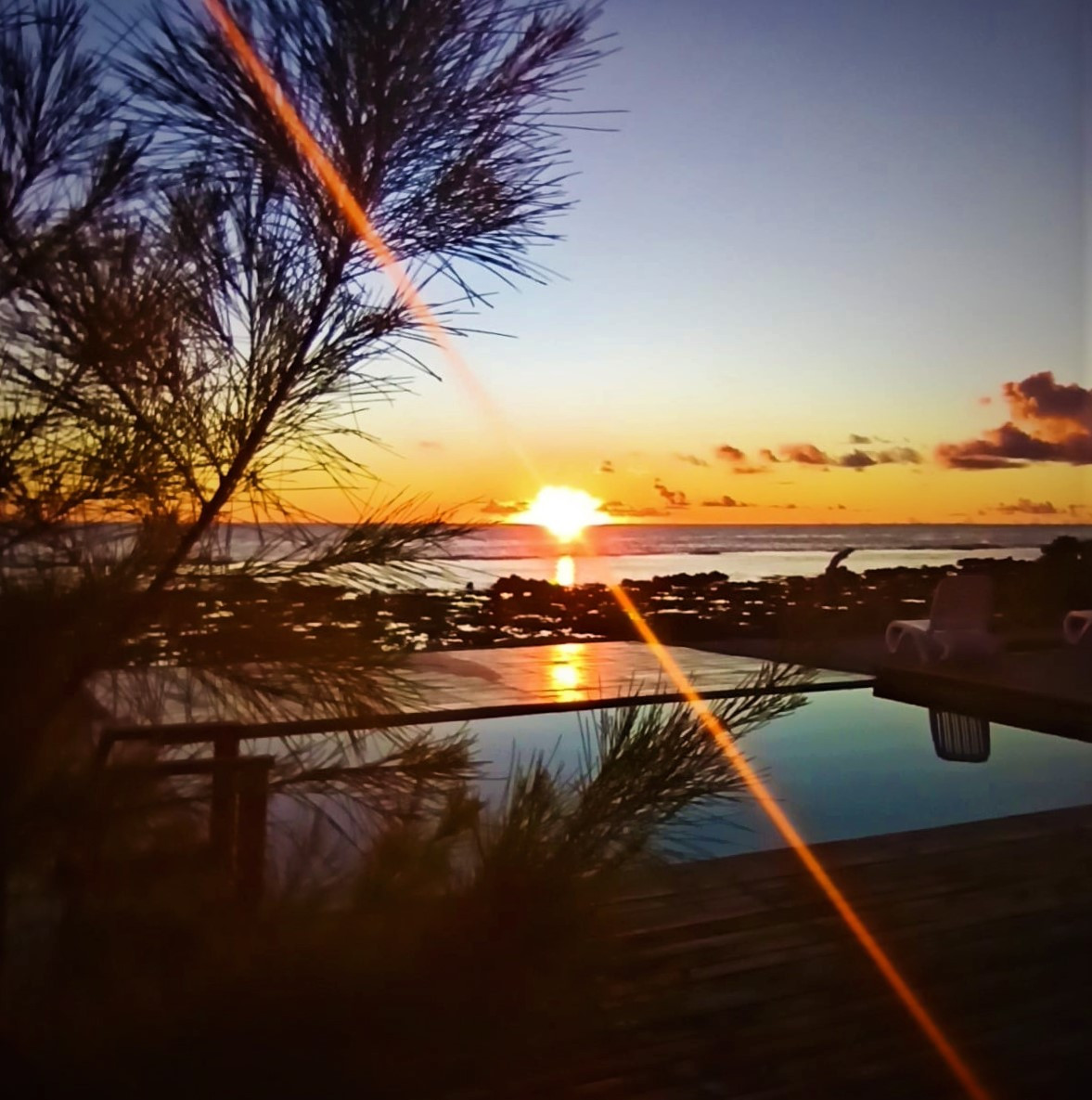 La vue sur la piscine et le coucher de soleil