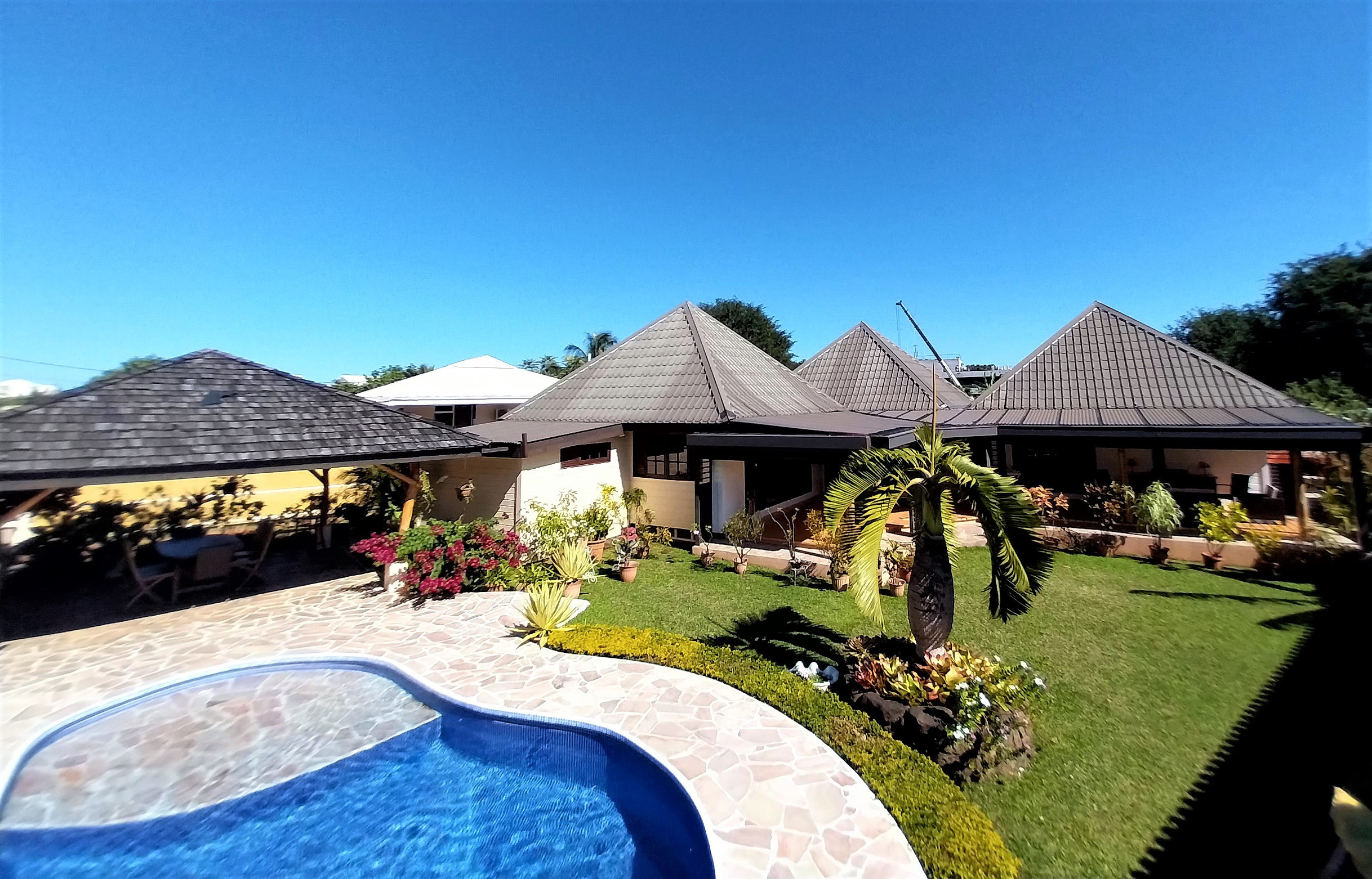 Villa de luxe avec piscine et jardin verdoyant.