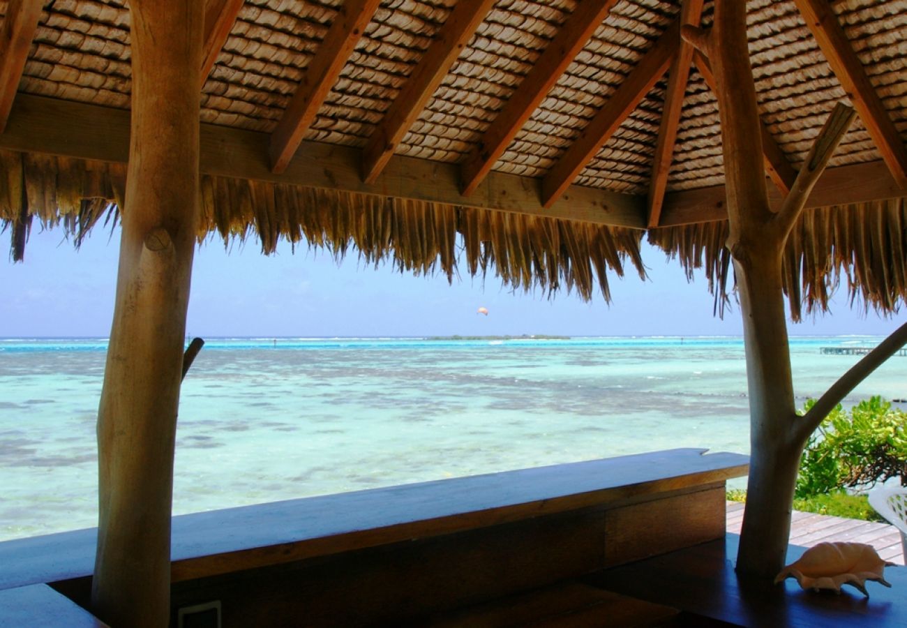 Lagon de Moorea vu depuis la terrasse de la Sundara Soul Villa, location de vacances sur une île de Polynésie Française