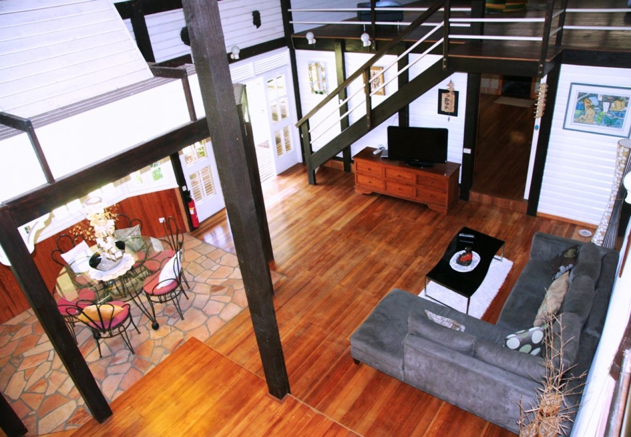 Salon de la Villa Teareva vu depuis la mezzanine, location de vacances sur l'île de Moorea, près de Tahiti