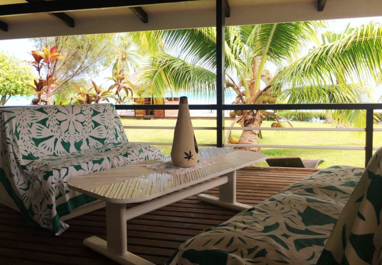 Terrasse couverte de la Sundara Soul Villa, ouverte sur le jardin tropical et vue sur le lagon, séjours sur l'île de Moorea