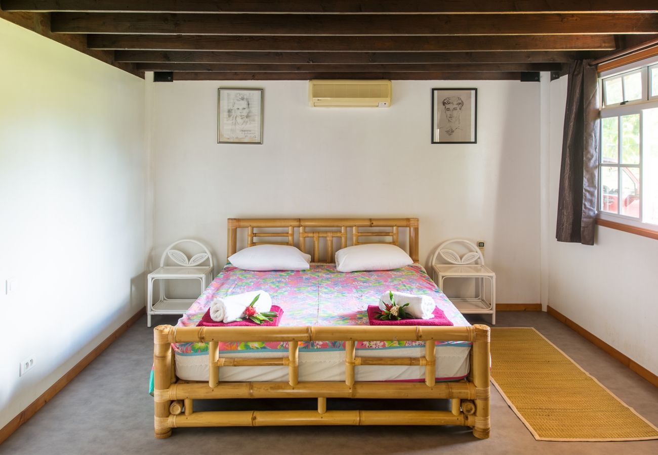 Chambre avec décoration authentique dans la Villa Teareva Dream, pour les vacances de rêve sur l'île de Moorea
