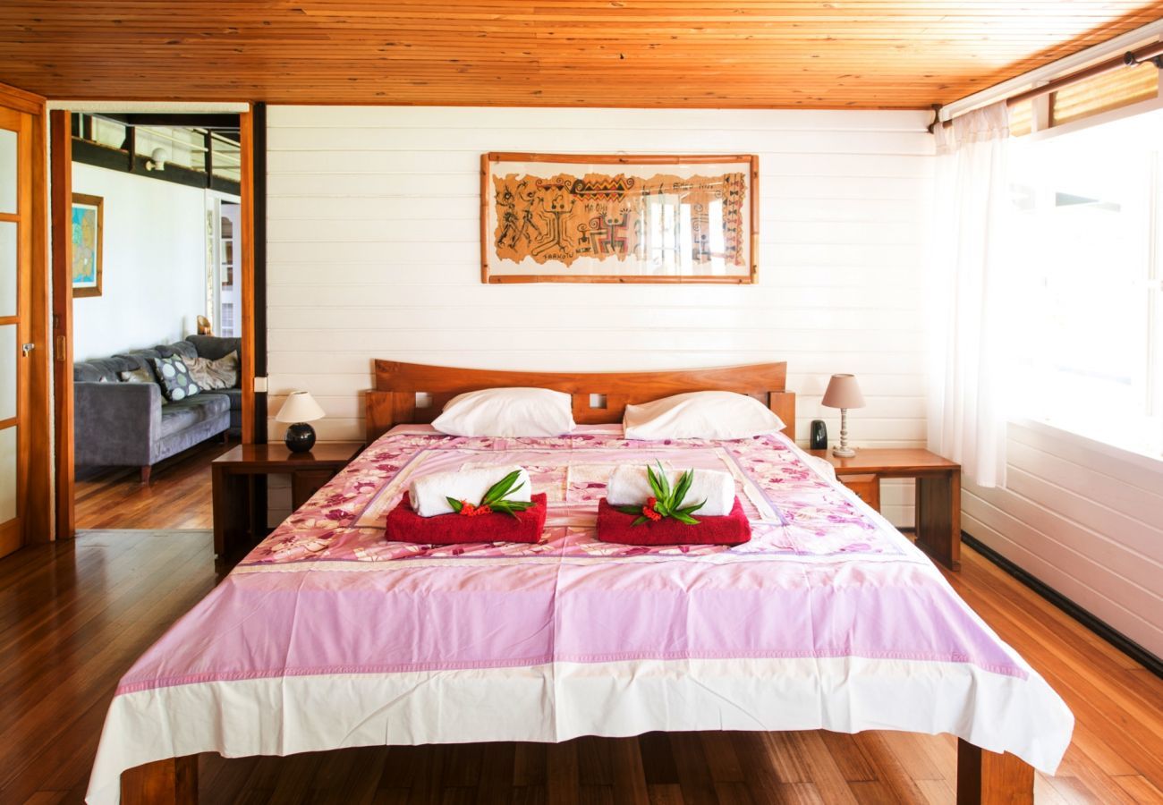 Chambre avec lit double dans la Villa Teareva Dream, séjours de rêve à Moorea, près de Tahiti en Polynésie françaisev