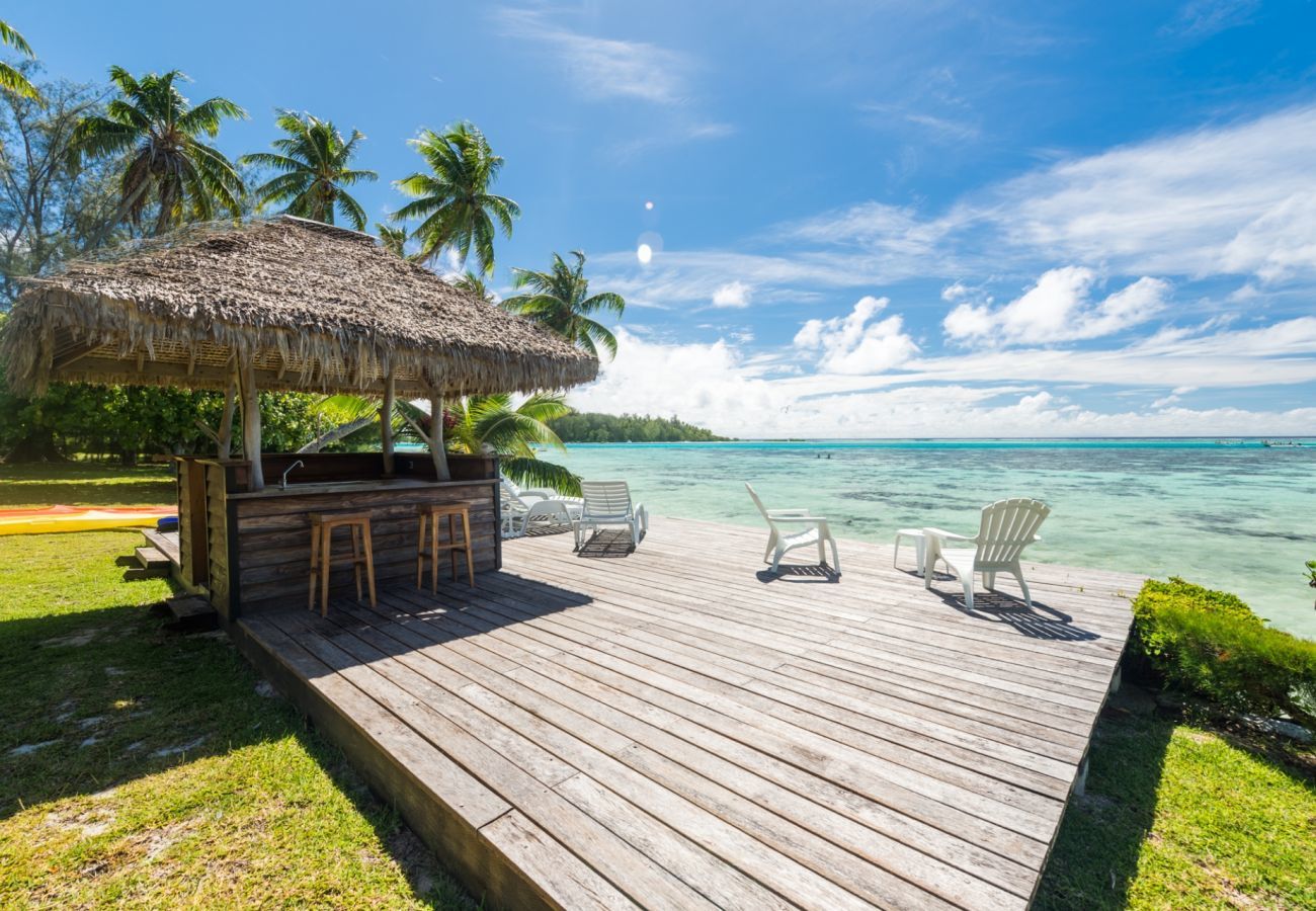 Sundara Soul Villa, deck et bar pour profiter du beau temps et du lagon turquoise de Moorea